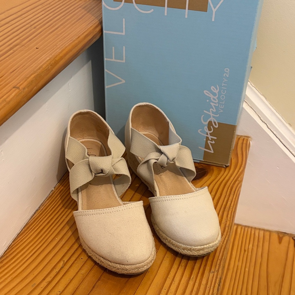 LifeStride Almond Milk Kascade Women’s Wedge Sandal, 6.5 M